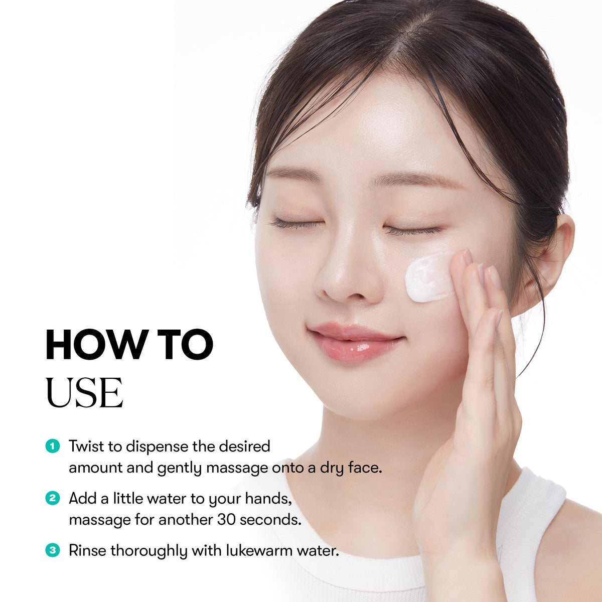 VT PDRN Grinding Cleansing Balm 50ml aplicado en la mejilla, con instrucciones de uso en inglés