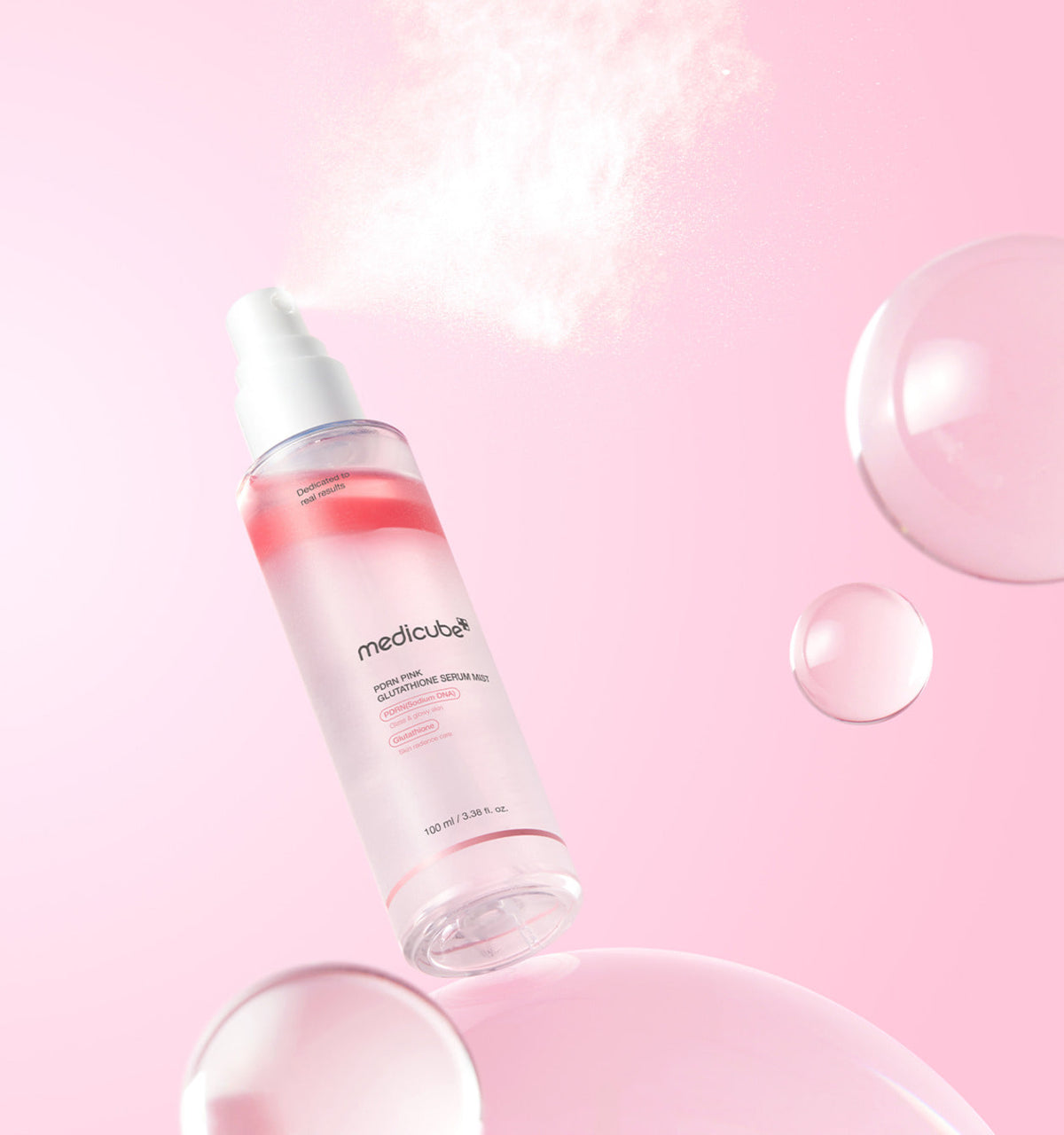 MEDICUBE PDRN Pink Glutathione Serum Mist de 100 ml sin tapa, con la boquilla blanca y la bruma visibles