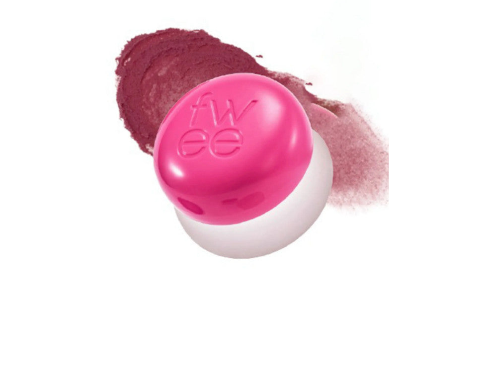 FWEE Lip & Cheek Blurry Pudding Pot with a bright pink lid beside rosy color swatches