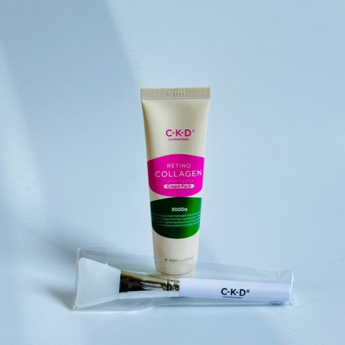 Tubo color crema de CKD Retino Collagen Cream Pack junto a un aplicador blanco envuelto