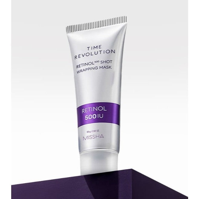 Tubo de MISSHA Time Revolution Retinol 500 Shot Wrapping Mask de 80 g sobre un pedestal morado