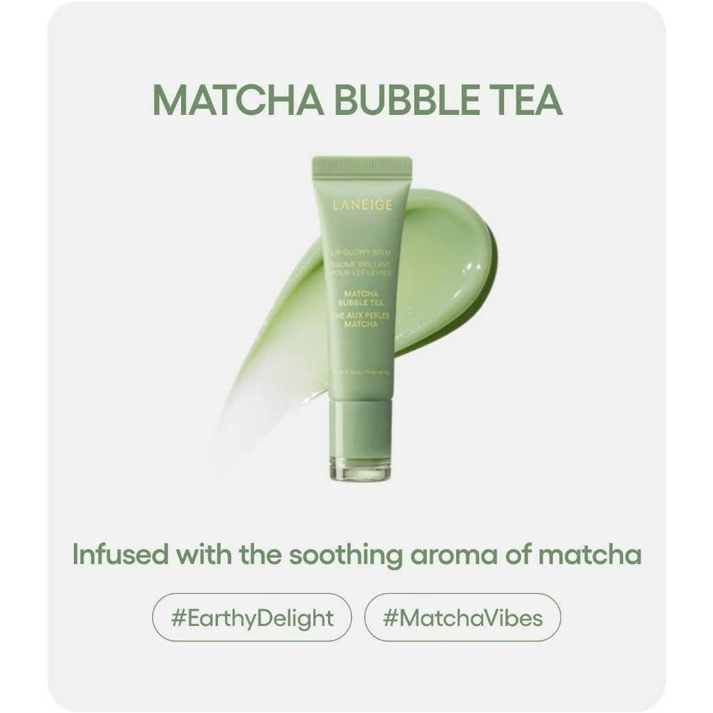 Panel promocional con un tubo verde de LANEIGE Lip Glowy Balm Matcha Bubble Tea y una muestra de bálsamo verde.